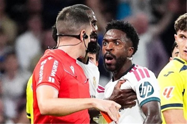 فيديو الاتحاد الإسباني ينشر محادثة الفار بشأن طرد فينيسيوس أمام فياريال