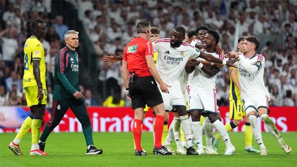 غضب عارم في غرفة ملابس ريال مدريد بعد واقعة طرد فينيسيوس غضب عارم في غرفة ملابس ريال مدريد بعد واقعة طرد فينيسيوس
