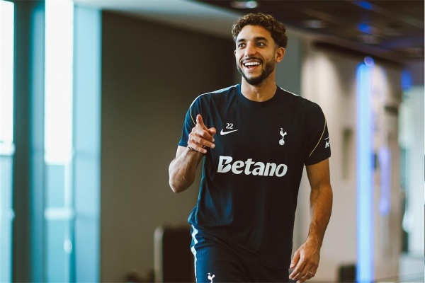 عمر مرموش يحقق رقم ا مميز ا أمام مانشستر يونايتد في الدوري الإنجليزي