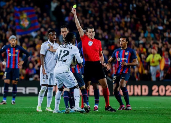 اشتكى منه ريال مدريد سابق ا من هو خوان مارتينيز مونويرا حكم مباراة الكلاسيكو