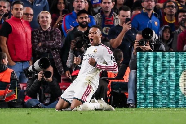 مبابي يحقق رقم ا قياسي ا في تاريخ ريال مدريد بعد ثنائيته أمام برشلونة