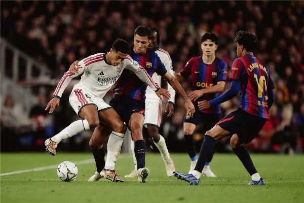 رجل مباراة برشلونة وريال مدريد في الدوري الإسباني رجل مباراة برشلونة وريال مدريد في الدوري الإسباني