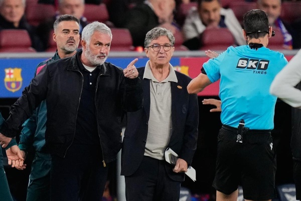 فيديو تصرف مثير للريبة من حكم مباراة برشلونة وريال مدريد قبل بداية اللقاء