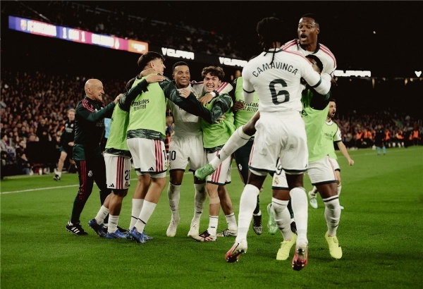 فيديو لاعب ريال مدريد يتعرض للاعتداء من مشجعي برشلونة بعد هدف الفوز فيديو لاعب ريال مدريد يتعرض للاعتداء من مشجعي برشلونة بعد هدف الفوز