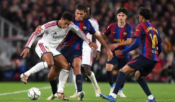 ألفاظ نابية واعتداء على لاعب ريال مدريد رابطة الليجا توثق إساءات جماهير الكلاسيكو