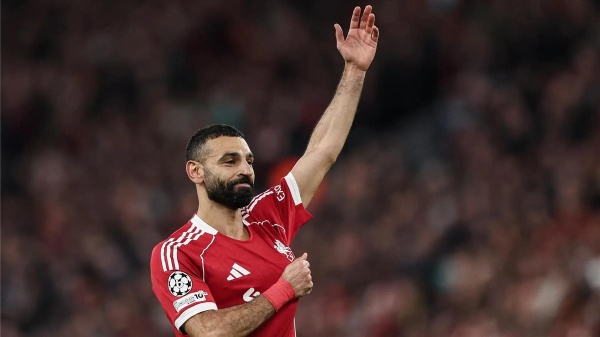 لاعب ليفربول يتذكر محمد صلاح بشكل مثالي ساعدني خارج الملعب