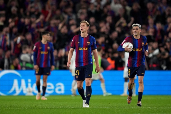 تضارب في وجهات النظر بين فليك وإدارة برشلونة بسبب دي يونج تضارب في وجهات النظر بين فليك وإدارة برشلونة بسبب دي يونج