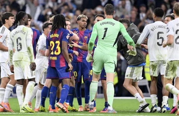 خوف ا من مورينيو كواليس تغيير حكم مباراة الكلاسيكو بين ريال مدريد وبرشلونة