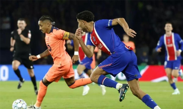 ضربة قبل الكلاسيكو لاعب برشلونة يغادر مباراة باريس سان جيرمان للإصابة ضربة قبل الكلاسيكو لاعب برشلونة يغادر مباراة باريس سان جيرمان للإصابة