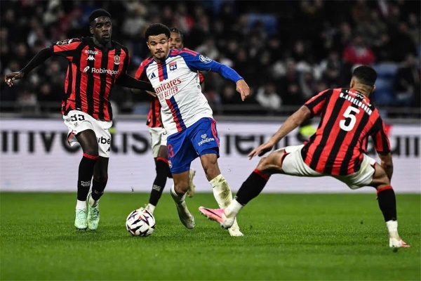 محمد عبد المنعم يتسبب في إيقاف لاعب بـ الدوري الفرنسي محمد عبد المنعم يتسبب في إيقاف لاعب بـ الدوري الفرنسي