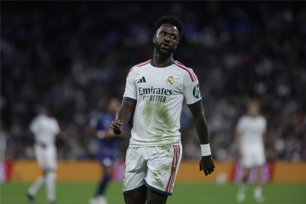 صحفي إسباني 3 أزمات يعاني منها ريال مدريد بسبب فينيسيوس