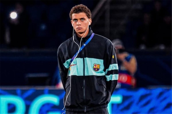 تدريبات برشلونة قبل مباراة ريال مدريد غياب لاعب وموقف حمزة عبد الكريم