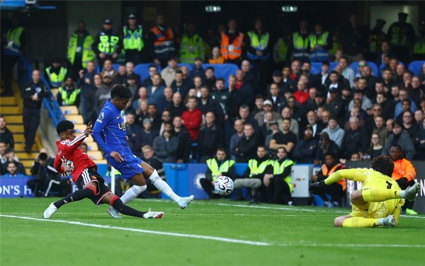 فيديو طرد وإلغاء 3 أهداف تشيلسي يفوز على مانشستر يونايتد بثنائية في الدوري الإنجليزي