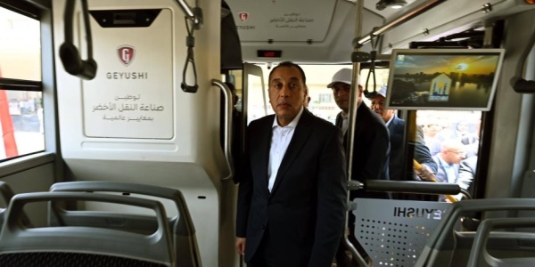 رئيس الوزراء يستقل أتوبيس نقل عام خلال جولة بعدد من مشروعات محافظة القاهرة رئيس الوزراء يستقل أتوبيس نقل عام خلال جولة بعدد من مشروعات محافظة القاهرة