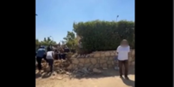 مشاجرة وإصابات بعد خلاف على بوابة جديدة داخل كمبوند بالتجمع الخامس واتخاذ الإجراءات القانونية حيال الطرفين مشاجرة وإصابات بعد خلاف على بوابة جديدة داخل كمبوند بالتجمع الخامس واتخاذ الإجراءات القانونية حيال الطرفين