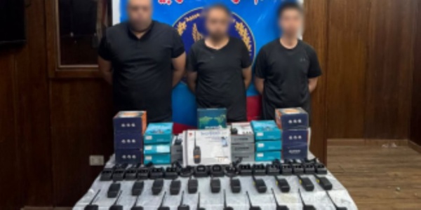 ضبط 3 أشخاص بالقاهرة لترويج وبيع أجهزة لاسلكية بدون ترخيص عبر مواقع التواصل ضبط 3 أشخاص بالقاهرة لترويج وبيع أجهزة لاسلكية بدون ترخيص عبر مواقع التواصل