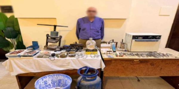 ضبط شخص لانتحاله صفة طبيب وإدارة عيادة بدون ترخيص بقصد النصب والاحتيال على المواطنين ضبط شخص لانتحاله صفة طبيب وإدارة عيادة بدون ترخيص بقصد النصب والاحتيال على المواطنين