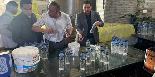 ضبط محطة تبيع مياه الفلاتر على أنها معدنية ومصادرة آلاف الزجاجات بالعياط