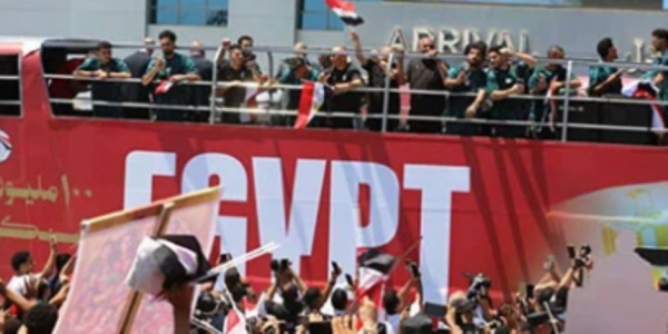 حافلة منتخب مصر تصل إلى فندق الإقامة فى العلمين وسط استقبال جماهيري حافل حافلة منتخب مصر تصل إلى فندق الإقامة فى العلمين وسط استقبال جماهيري حافل