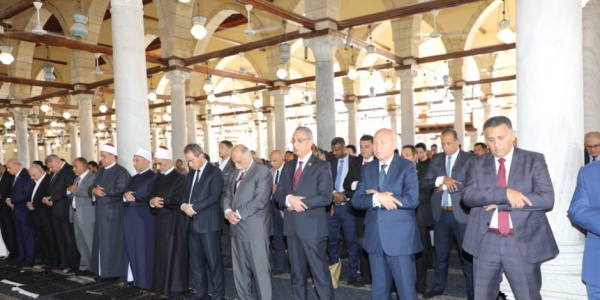 محافظو القاهرة والجيزة والقليوبية وشخصيات عامة يؤدون صلاة الجمعة في مسجد عمرو بن العاص محافظو القاهرة والجيزة والقليوبية وشخصيات عامة يؤدون صلاة الجمعة في مسجد عمرو بن العاص