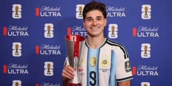 كأس العالم 2026 جوليان ألفاريز يحصد جائزة رجل مباراة الأرجنتين وسويسرا كأس العالم 2026 جوليان ألفاريز يحصد جائزة رجل مباراة الأرجنتين وسويسرا