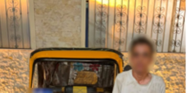 ضبط سائق توك توك رفض رد باقي قيمة توصيل سائح في منطقة خان الخليلي