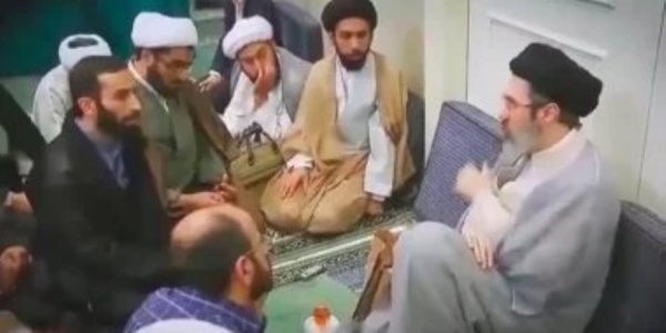 بعد 5 أشهر من اختفاء آثار الجدل إيران تنشر أول فيديو لمجتبى خامنئى مدته 13 ثانية بدون صوت بعد 5 أشهر من اختفاء آثار الجدل إيران تنشر أول فيديو لمجتبى خامنئى مدته 13 ثانية بدون صوت