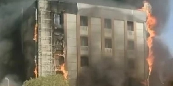 مصرع 3 أشخاص وإصابة 4 آخرين إثر حريق محلات حدائق الأهرام مصرع 3 أشخاص وإصابة 4 آخرين إثر حريق محلات حدائق الأهرام