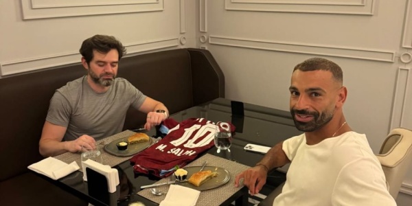 نجم منتخب مصر محمد صلاح ومعاونه يتناولان الغداء في مطعم تركي بقميص طرابزون سبور