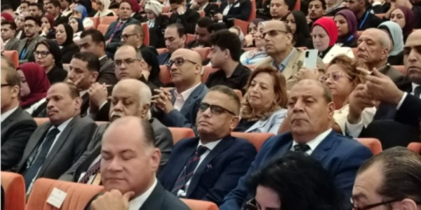 محافظ الإسكندرية الهوية الوطنية جوهر يجمع المصريين والاستماع للجيل الجديد ضرورة محافظ الإسكندرية الهوية الوطنية جوهر يجمع المصريين والاستماع للجيل الجديد ضرورة