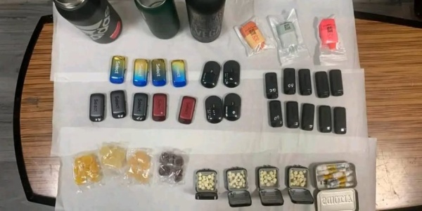 جمارك مطار القاهرة تحبط تهريب مواد مخدرة وأدوية بشرية صور