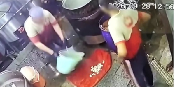 كشف ملابسات مقطع فيديو تضمن قيام العاملين بأحد المطاعم بعدم مراعاة الإشتراطات الصحية كشف ملابسات مقطع فيديو تضمن قيام العاملين بأحد المطاعم بعدم مراعاة الإشتراطات الصحية