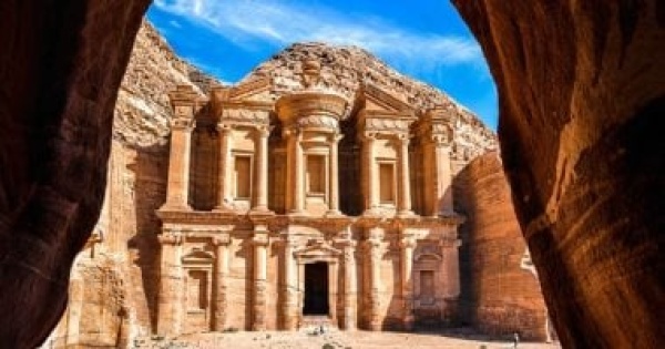 6 مبان أثرية مهيبة منحوتة فى الجبال أبرزها البتراء فى الأردن