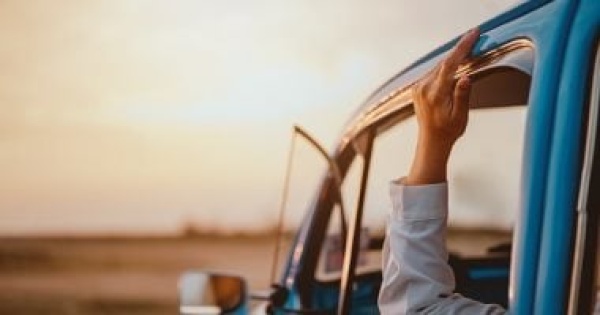 تعرف على الطاقة الإيجابية التى تحصل عليها عند النقر على سقف سيارتك تعرف على الطاقة الإيجابية التى تحصل عليها عند النقر على سقف سيارتك