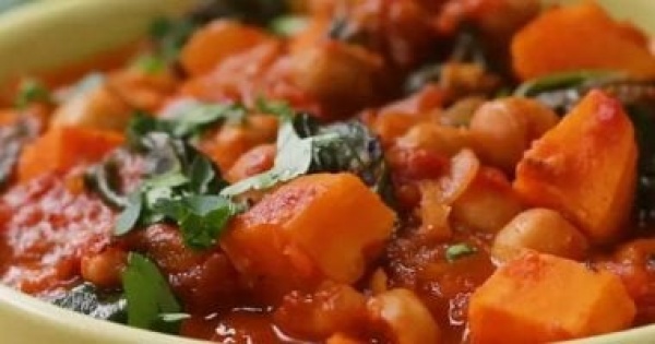 طريقة عمل يخنة البطاطس والحمص بخطوات بسيطة مغذية ومشبعة طريقة عمل يخنة البطاطس والحمص بخطوات بسيطة مغذية ومشبعة