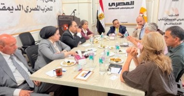 وفد من الاشتراكيين والديمقراطيين بالبرلمان الأوروبى يزور الحزب المصرى الديمقراطى وفد من الاشتراكيين والديمقراطيين بالبرلمان الأوروبى يزور الحزب المصرى الديمقراطى
