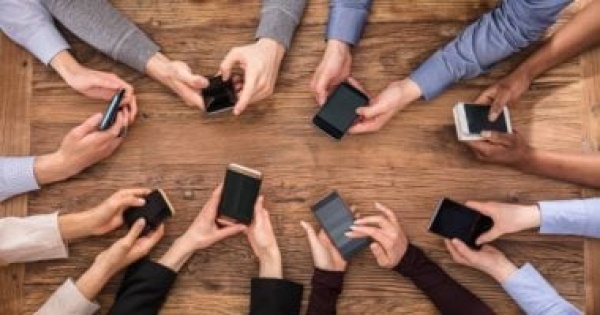 إتيكيت استخدام الهاتف في المناسبات والتجمعات تصرفات بسيطة تجنبك الإحراج إتيكيت استخدام الهاتف في المناسبات والتجمعات تصرفات بسيطة تجنبك الإحراج