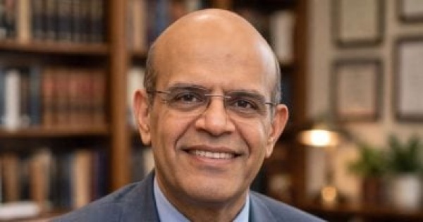 الدكتور أحمد يوسف في حواره الإذاعي الوحيد بعد فوزه بجائزة النيل الجائزة قيمتها من مصر الدكتور أحمد يوسف في حواره الإذاعي الوحيد بعد فوزه بجائزة النيل الجائزة قيمتها من مصر