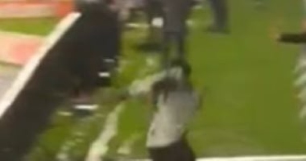 لاعب كرة قدم يسقط داخل نفق تحت الأرض أثناء احتفاله بهدف والمفاجأة إلغاء الهدف لاعب كرة قدم يسقط داخل نفق تحت الأرض أثناء احتفاله بهدف والمفاجأة إلغاء الهدف