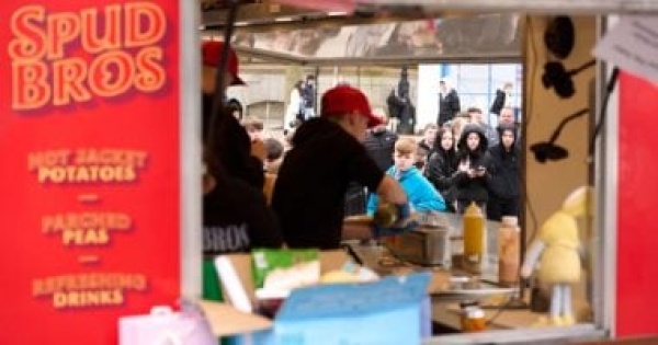 2000 شخص فى طابور من أجل البطاطس السر جودة الطعام أم هوس التريند