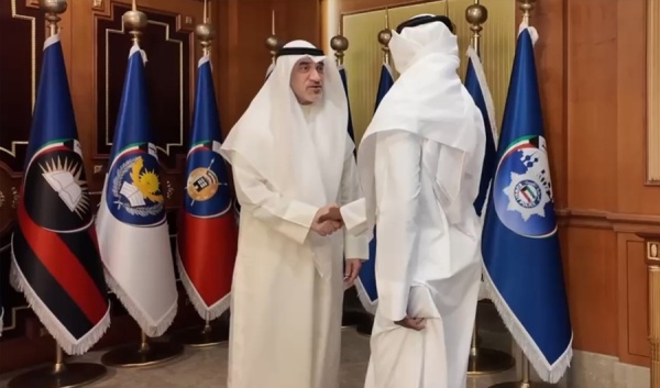 وزير الداخلية يمنح ترقية استثنائية لأربعة من منتسبي المباحث الجنائية وزير الداخلية يمنح ترقية استثنائية لأربعة من منتسبي المباحث الجنائية
