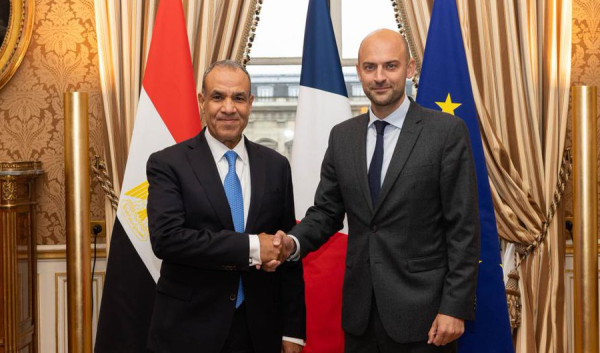 وزير الخارجية المصري يبحث مع نظيره الفرنسي خفض التصعيد في المنطقة وزير الخارجية المصري يبحث مع نظيره الفرنسي خفض التصعيد في المنطقة