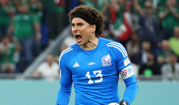 أوتشوا أول حارس يزاحم ميسي ورونالدو في نادي عظماء كأس العالم