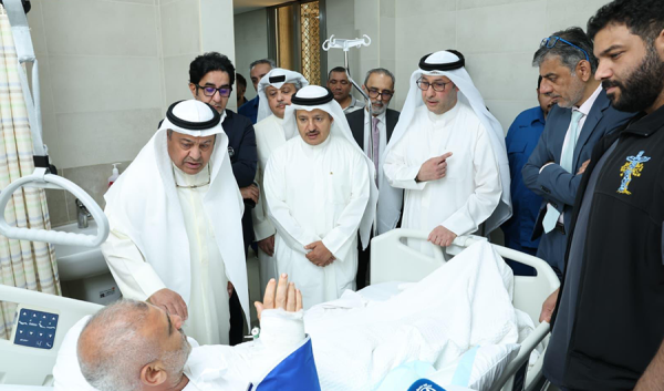 وزير النفط يطمئن على حالة الم صاب جراء استهداف منصة بحرية تابعة لـ نفط الكويت وزير النفط يطمئن على حالة الم صاب جراء استهداف منصة بحرية تابعة لـ نفط الكويت