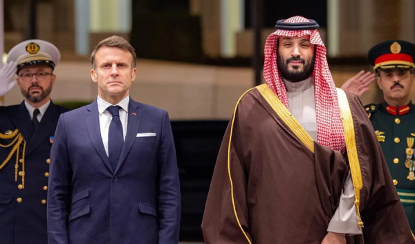 ولي العهد السعودي يبحث مع الرئيس الفرنسي مستجدات الأحداث الإقليمية ولي العهد السعودي يبحث مع الرئيس الفرنسي مستجدات الأحداث الإقليمية
