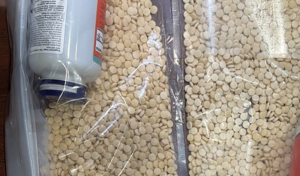 الجمارك تحبط تهريب 4 255 حبة كبتاغون مع مسافر قادم من سوريا الجمارك تحبط تهريب 4 255 حبة كبتاغون مع مسافر قادم من سوريا
