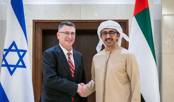 وزير الخارجية الإماراتي يطمئن على سلامة ركاب طائرة فلاي دبي وزير الخارجية الإماراتي يطمئن على سلامة ركاب طائرة فلاي دبي