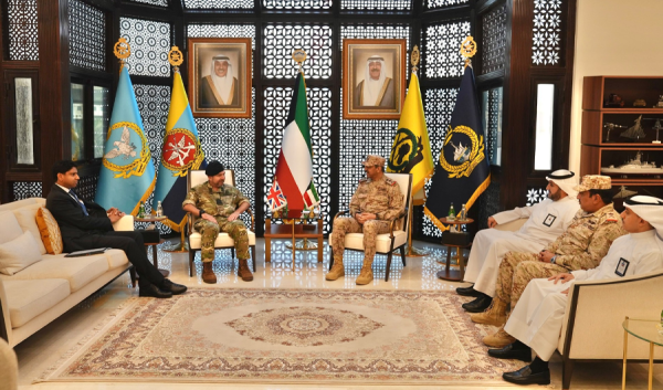 رئيس الأركان يبحث مع مستشار الدفاع الأول البريطاني سبل تعزيز التعاون العسكري
