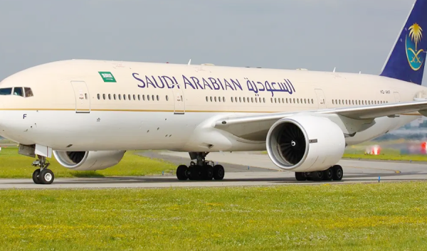 الخطوط السعودية تنعى قائد إحدى طائراتها إثر الاعتداء على مطار الملك خالد