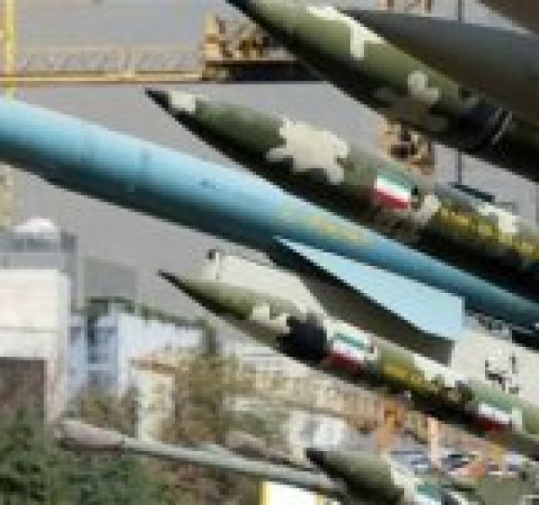 إيران تعلن استهداف قواعد وقوات أمريكية في الإمارات والكويت